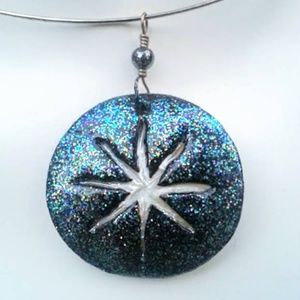 Thin collar necklace with sparkling shell pendant